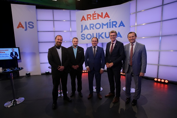 Moderátor pořadu Jaromír Soukup se svými hosty.