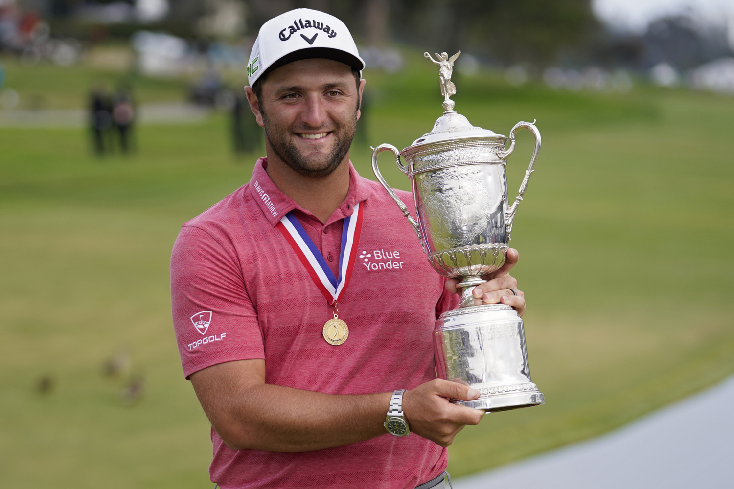 Španělský golfista Jon Rahm se raduje z vítězství v turnaji.