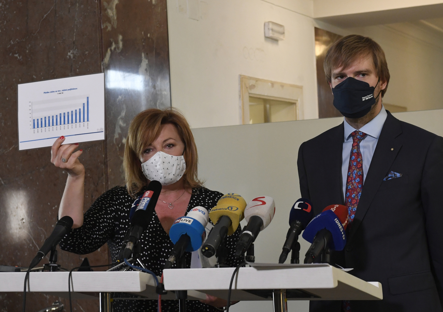 Ministryně financí Alena Schillerová (ANO) a ministr zdravotnictví Adam Vojtěch (ANO).