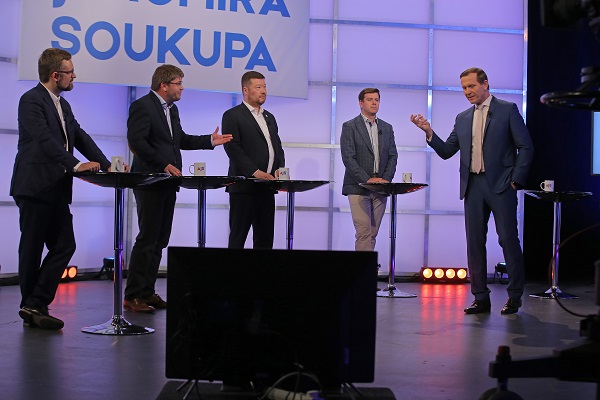 Moderátor pořadu Jaromír Soukup se svými hosty.