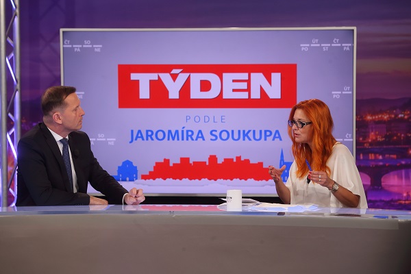 Moderátor pořadu Jaromír Soukup a předsedkyně hnutí Trikolóra Zuzana Majerová Zahradníková