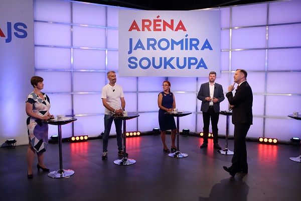Moderátor pořadu Jaromír Soukup se svými hosty.