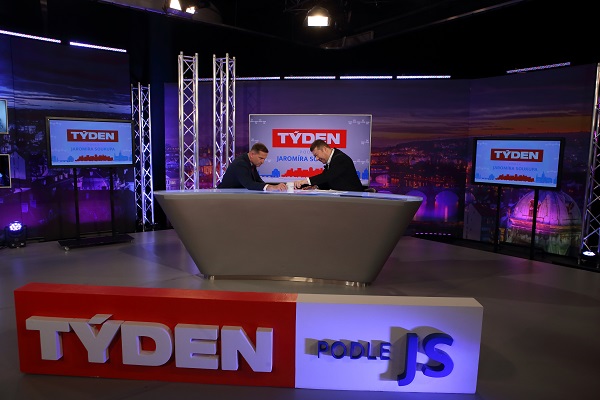 Moderátor pořadu Jaromír Soukup a předseda SPD Tomio Okamura.