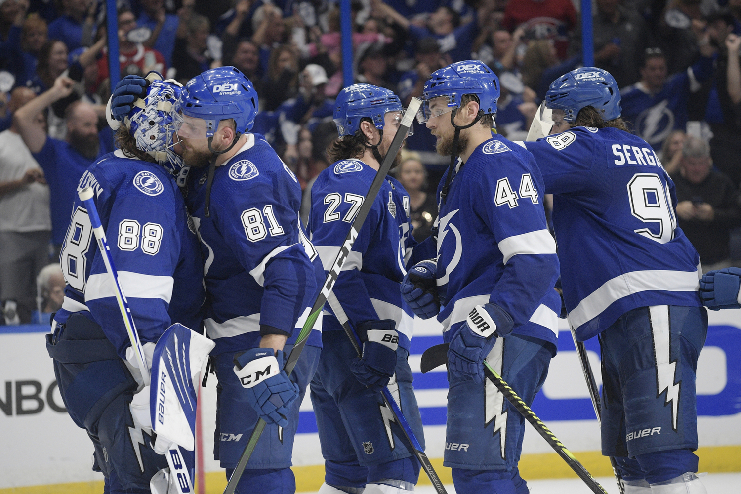 Hokejisté Tampy Bay se radují z úvodního vítězství nad Montrealem ve finále Stanley Cupu.