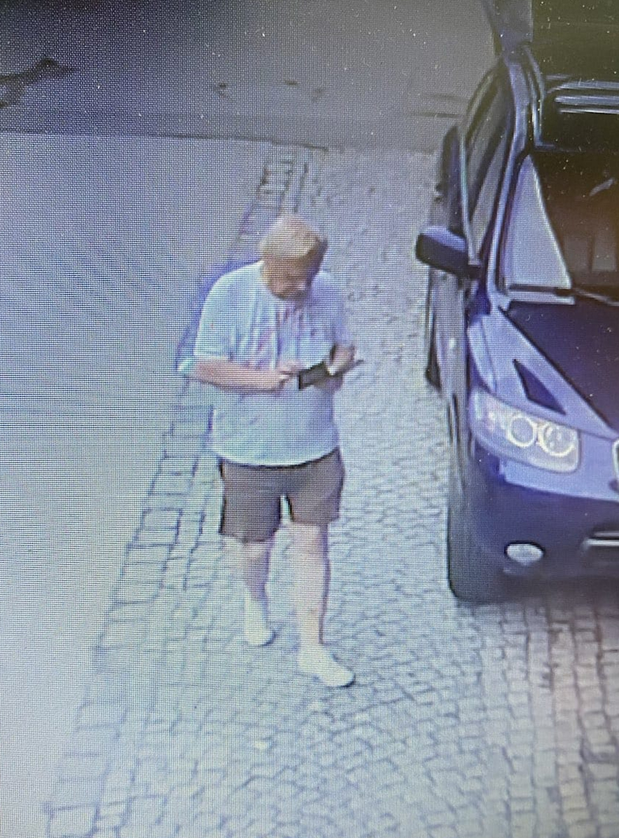 Policie hledá 66letého muže podezřelého z útoku na ženu ve středních Čechách leptavou látkou. Při pátrání po něm policistu zranil v jeho bytě výbuch. 
