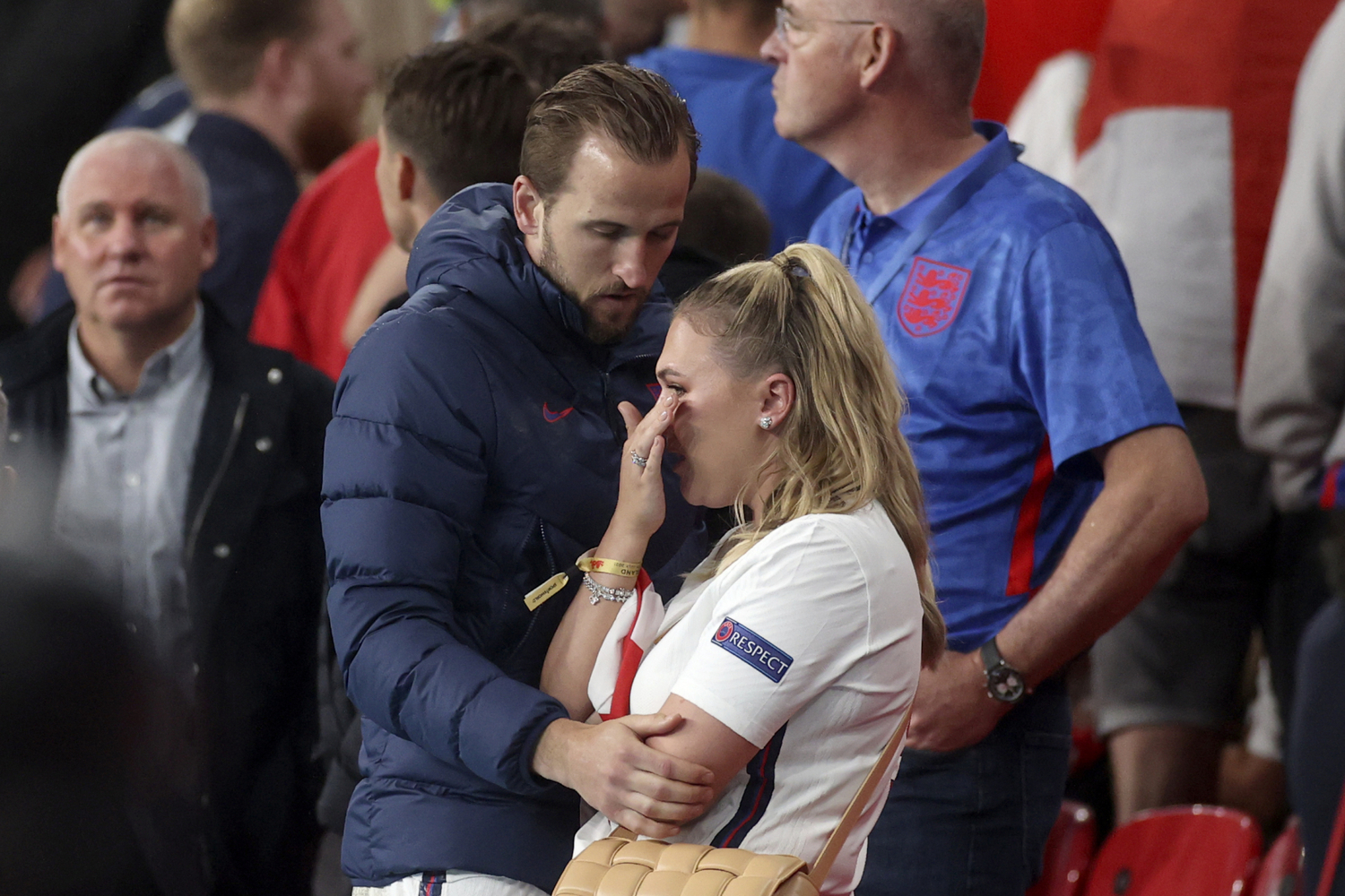 Anglický útočník Harry Kane utěšuje svou manželku po prohře s Itálií.