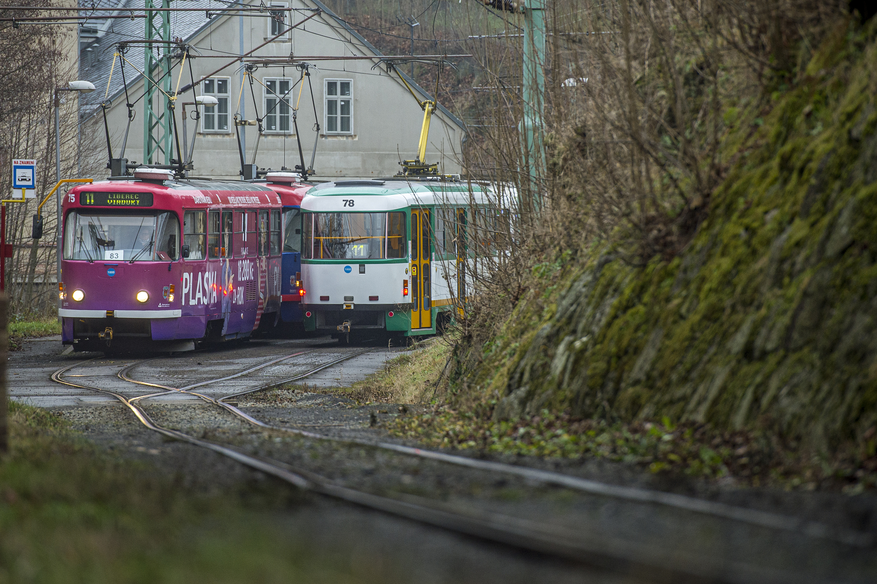 Tramvajová trať z Liberce do Jablonce ve Vratislavicích nad Nisou na snímku z 21. prosince 2020. Jde o část zhruba pět kilometrů dlouhého úseku, jehož rekonstrukce začne v příštím roce. Práce by měly začít o prázdninách a potrvají dva roky.