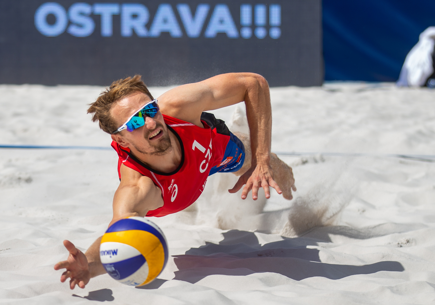 Plážový volejbalista Ondřej Perušič (na snímku z 5. června 2021) měl v Tokiu pozitivní test na koronavirus. Šestadvacetiletému reprezentantovi kvůli tomu hrozí, že přijde o start na olympijských hrách. V tiskové zprávě o tom informoval Český olympijský výbor (ČOV).