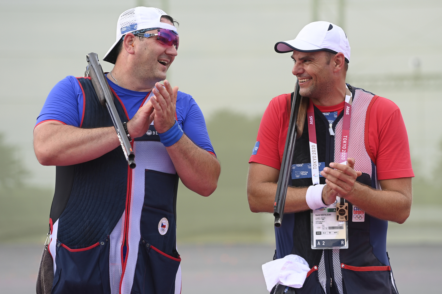 Čeští brokoví střelci Jiří Lipták a David Kostelecký si podmanili olympijskou soutěž v trapu. 