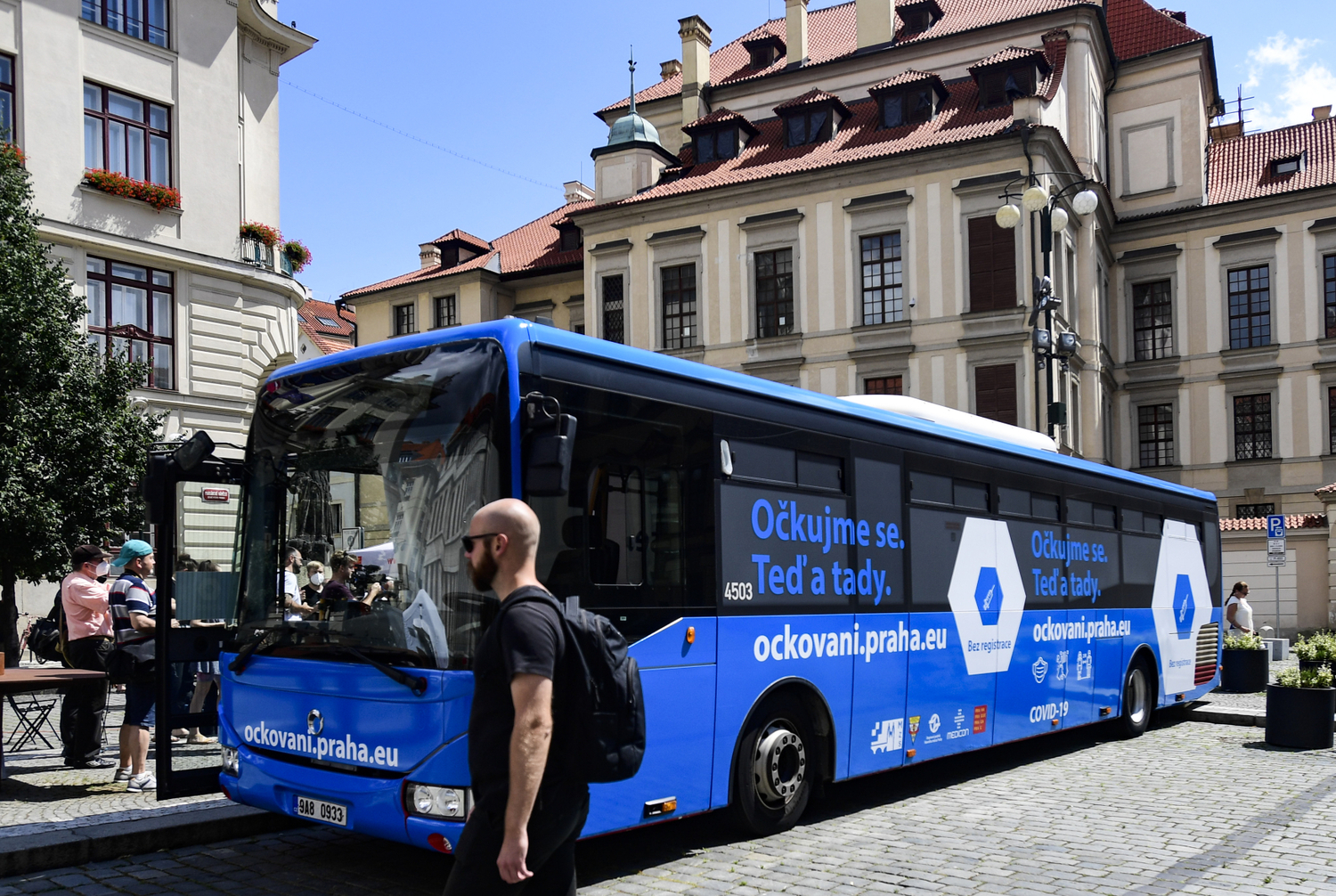 Očkovací autobus pro zájemce o očkování proti covidu-19.