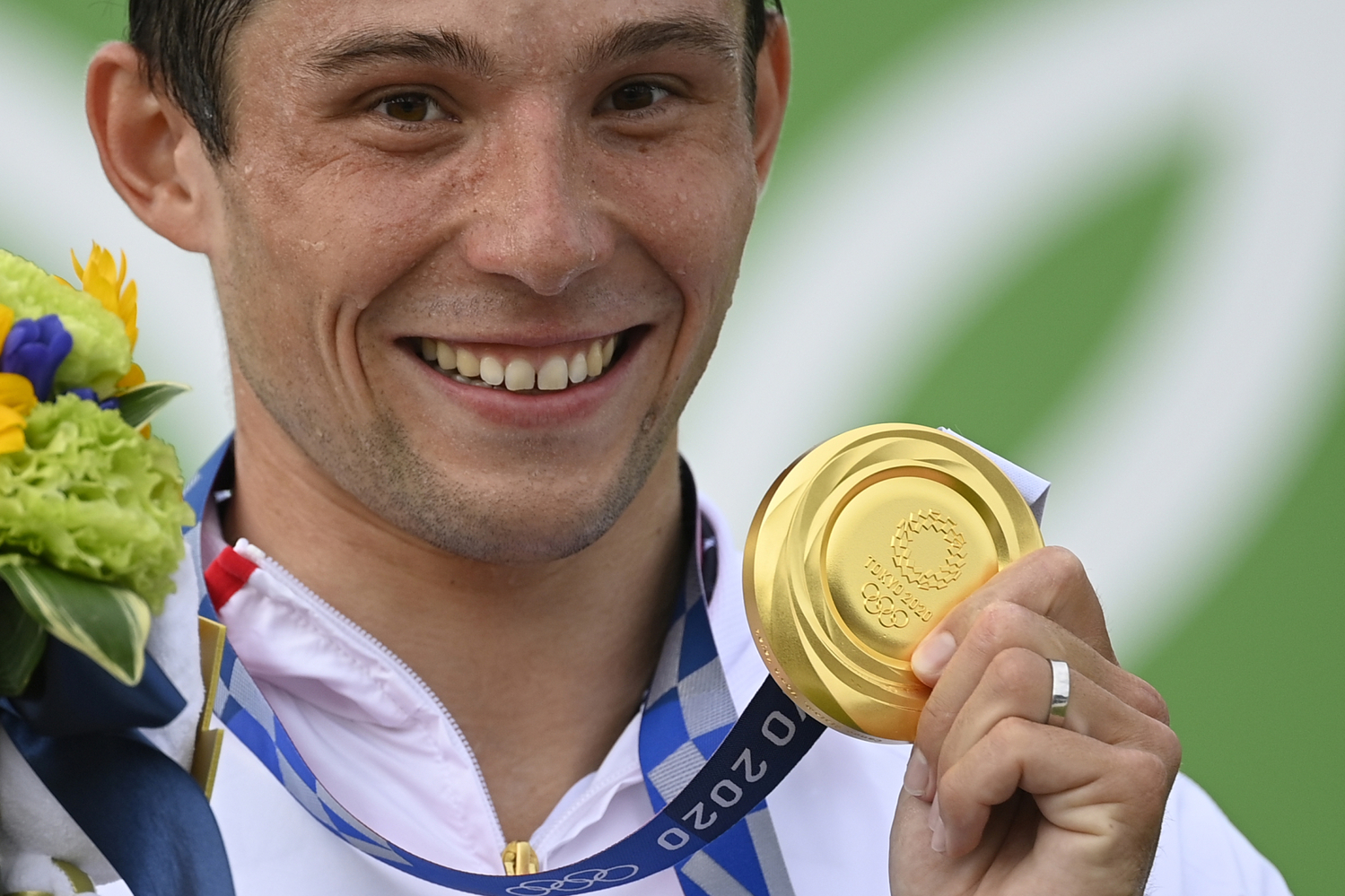 Jiří Prskavec se raduje ze zlaté olympijské medaile v Tokiu.
