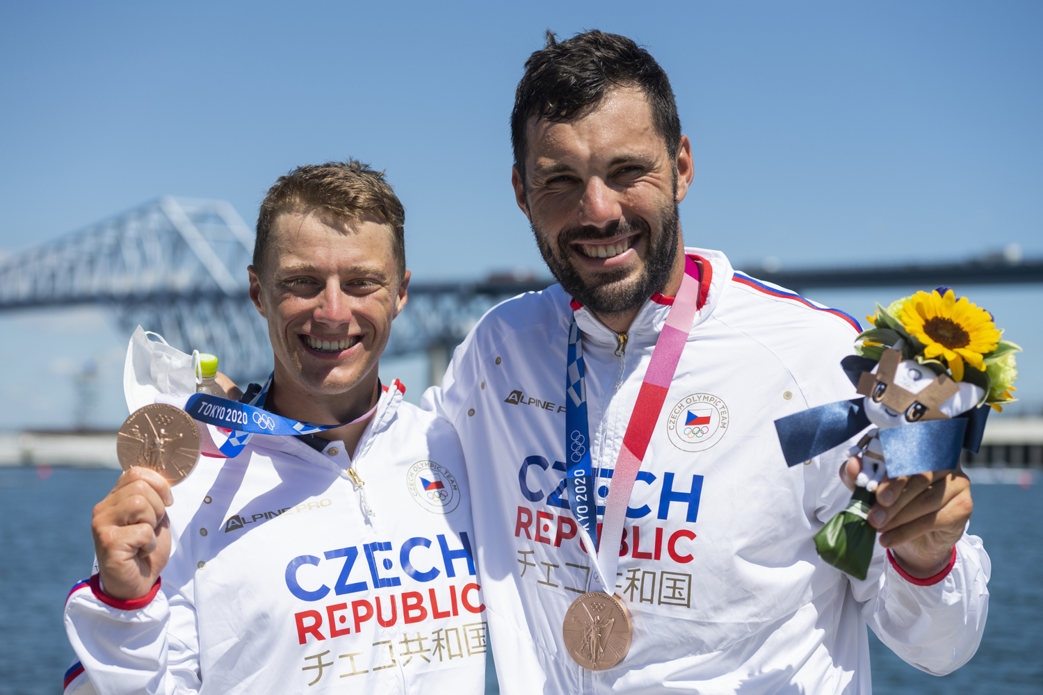 Letní olympijské hry Tokio 2020, 5. srpna 2021. Rychlostní kanoistika, K2, 1000 m muži - finále. Zleva Josef Dostál a Radek Šlouf  z ČR se radují ze zisku bronzových medailí.