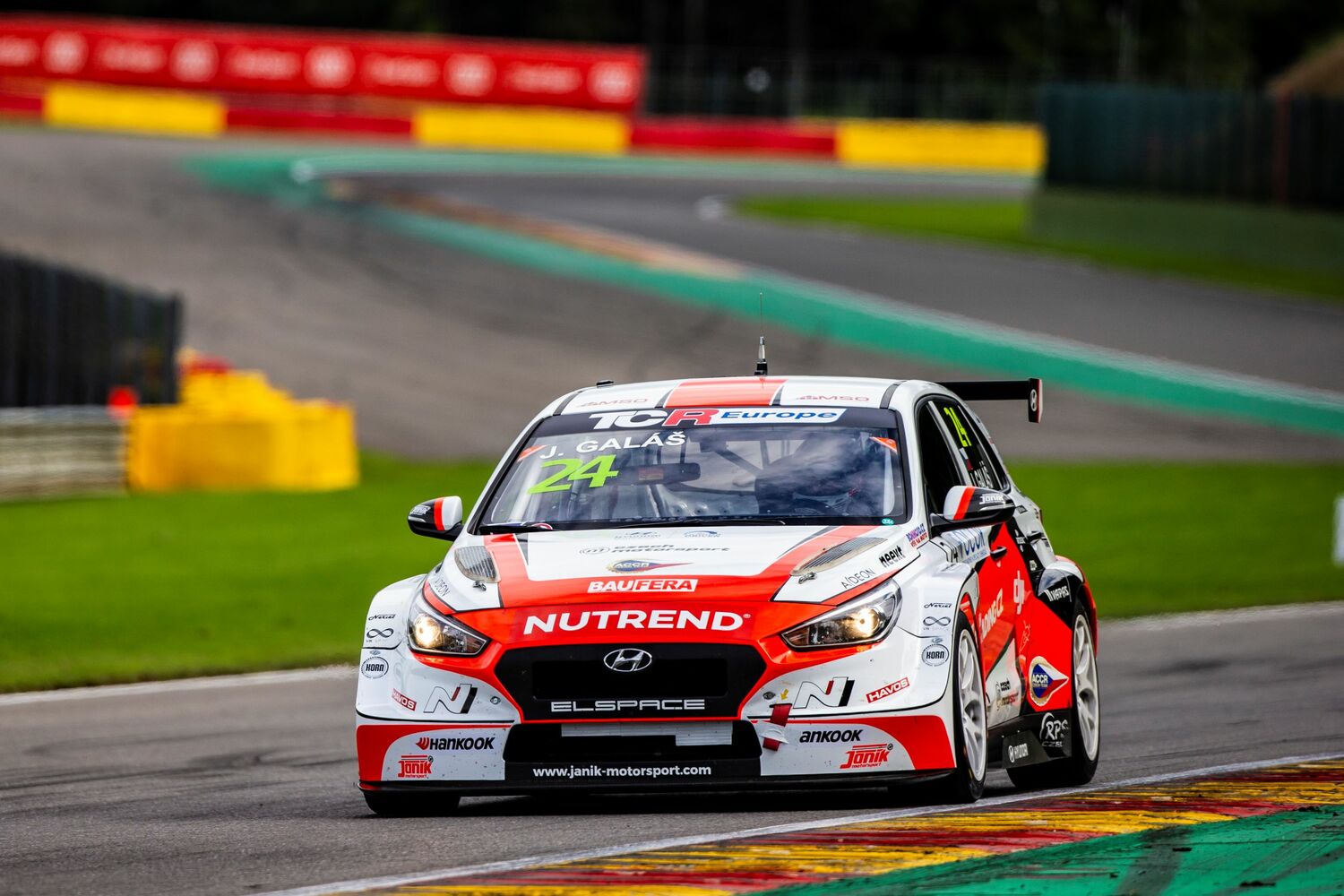 Závodní tým Janík Motorsport ve voze Hyundai.