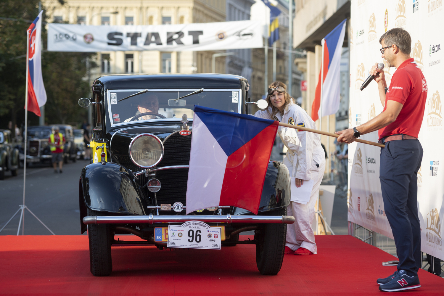 V pražské Opletalově ulici odstartoval 12. srpna 2021 závod historických automobilů 1000 mil československých, který se pojede přes Bratislavu.