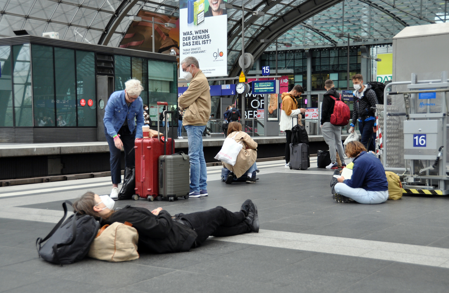 V Německu 23. srpna 2021 začala stávka strojvedoucích osobní přepravy železniční společnosti Deutsche Bahn (DB). Cestující čekají na nástupišti berlínského hlavního nádraží.