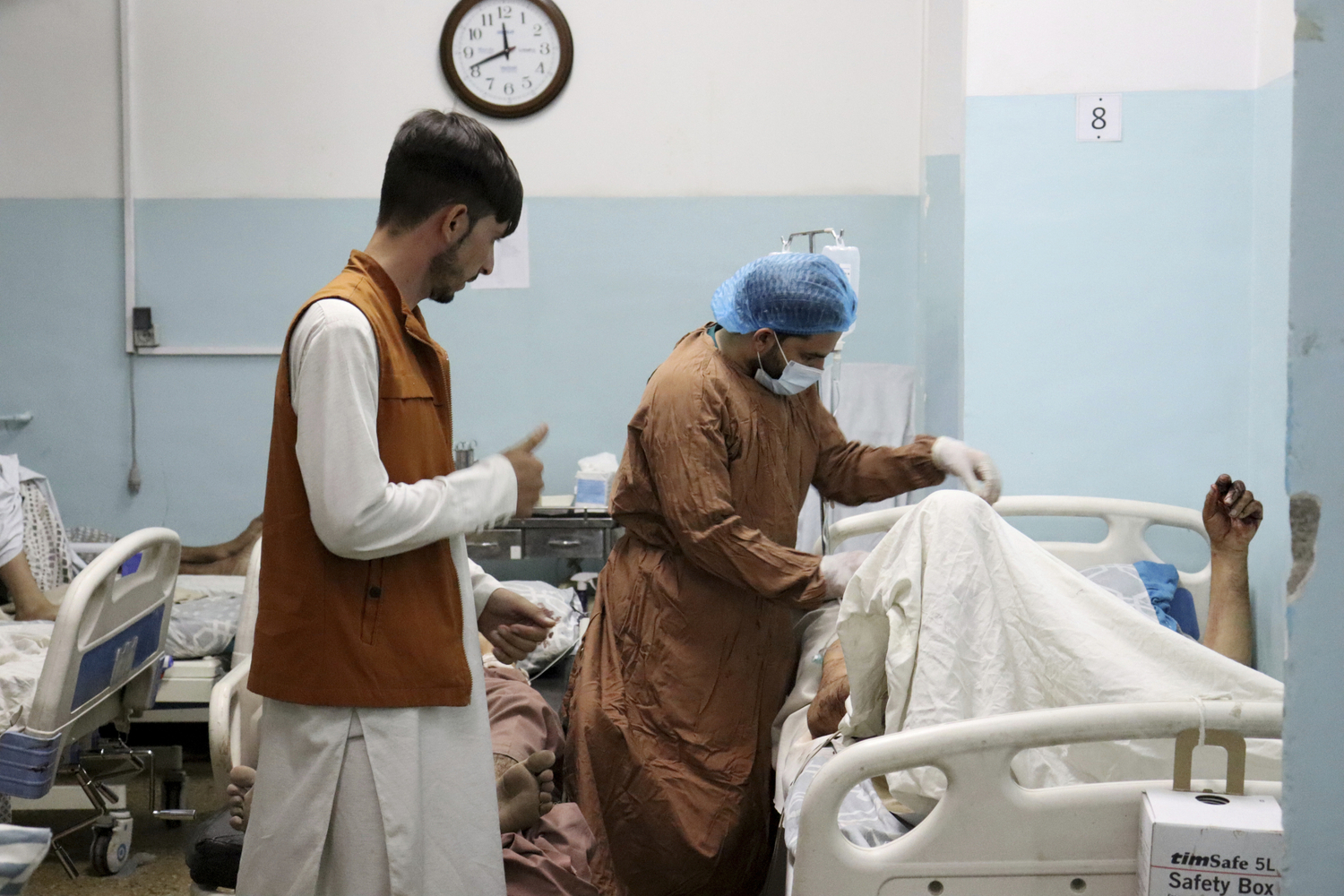 Při explozích u letiště v Kábulu zemřelo přinejmenším 72 Afghánců.
