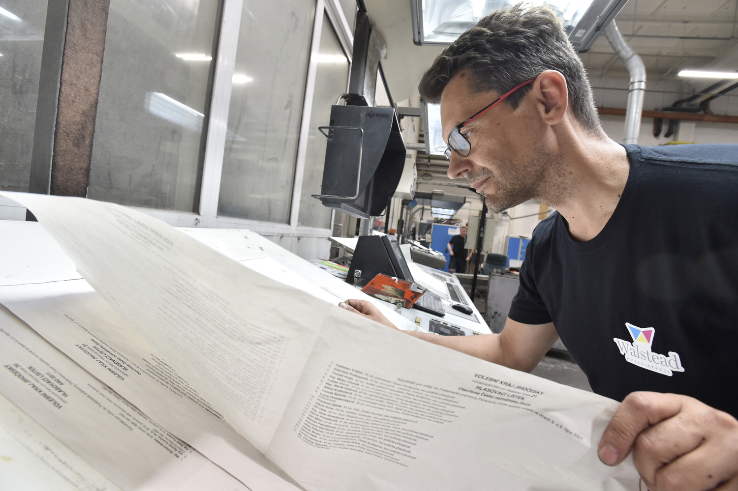 Tiskař Peter Škojec kontroloval 30. srpna 2021 volební lístky k volbám do Poslanecké sněmovny, které začala tisknout  břeclavská firma Moraviapress.