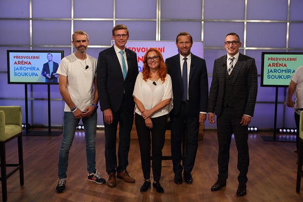 Moderátor pořadu Jaromír Soukup se svými hosty.
