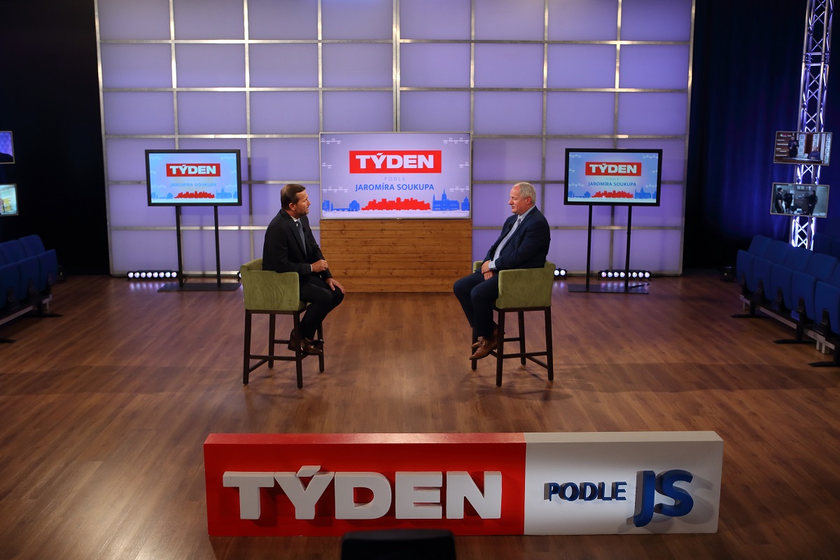 Moderátor pořadu Jaromír Soukup a epidemiolog Roman Prymula.