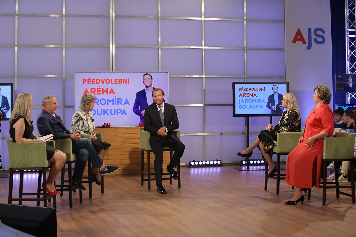 Moderátor pořadu Jaromír Soukup se svými hosty.