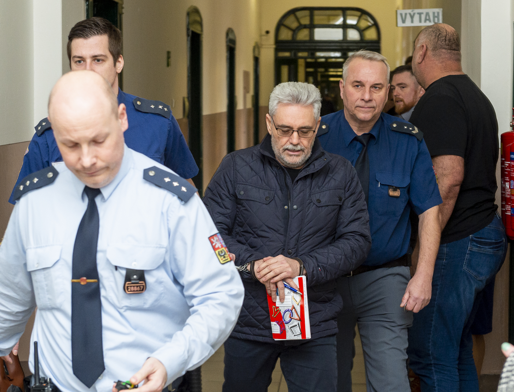 Obžalovaný Vladislav Větrovec (třetí zleva) přichází 18. února 2020 na jednání k litoměřickému okresnímu soudu. Větrovec podle obžaloby s bývalým konkurzním správcem Josefem Vavřičkou vytuneloval ze dvou severočeských firem přes 39 milionů korun. Kauzou se soud zabývá téměř 10 let.