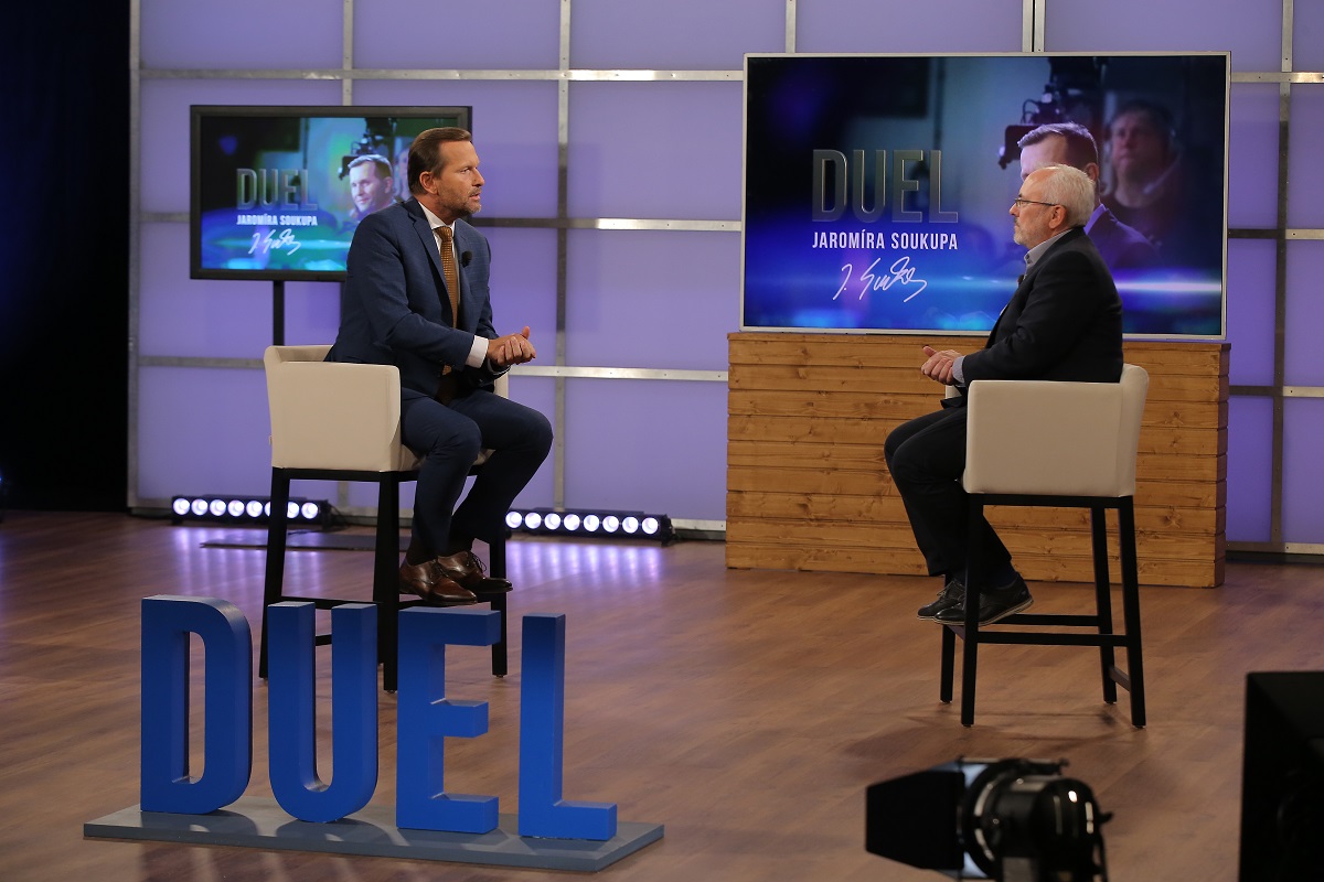 Moderátor pořadu Jaromír Soukup a ekonom a analytik Petr Dufek.