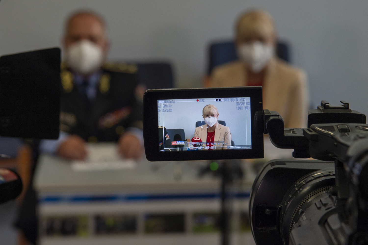 Ředitel jihočeských policistů Luděk Procházka a vyšetřovatelka Renáta Miková vystoupili 13. září 2021 v Českých Budějovicích na tiskové konferenci k případu vraždy dívky u Protivína na Písecku.
