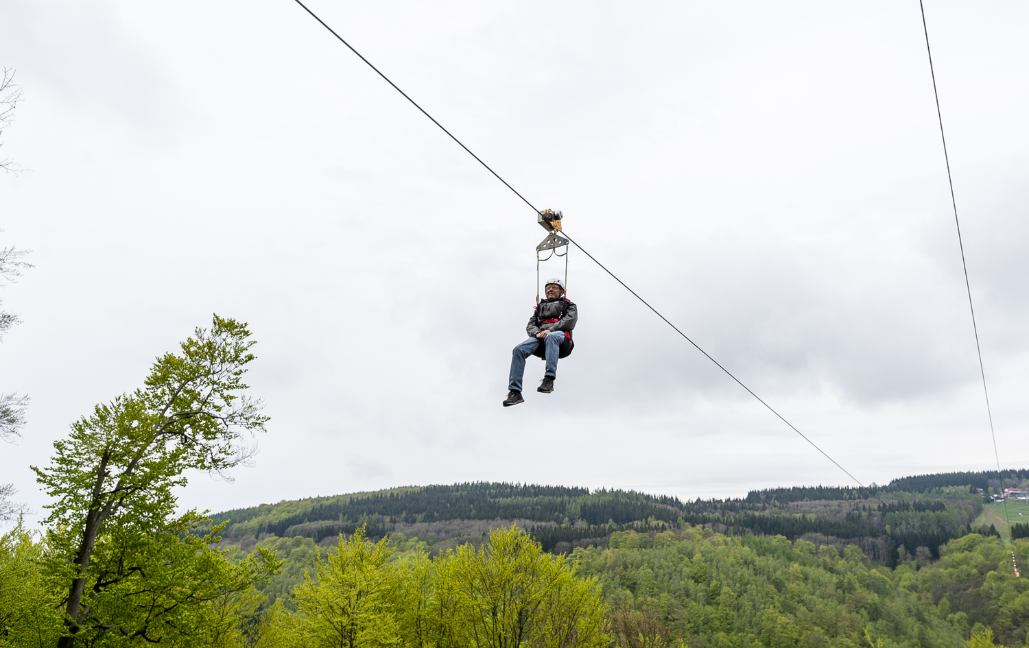 Sportovní areál Klíny v Krušných horách zahájil 15. května 2021 sezonu s novou atrakcí, tzv. zipline, jízdou po laně nad údolím.