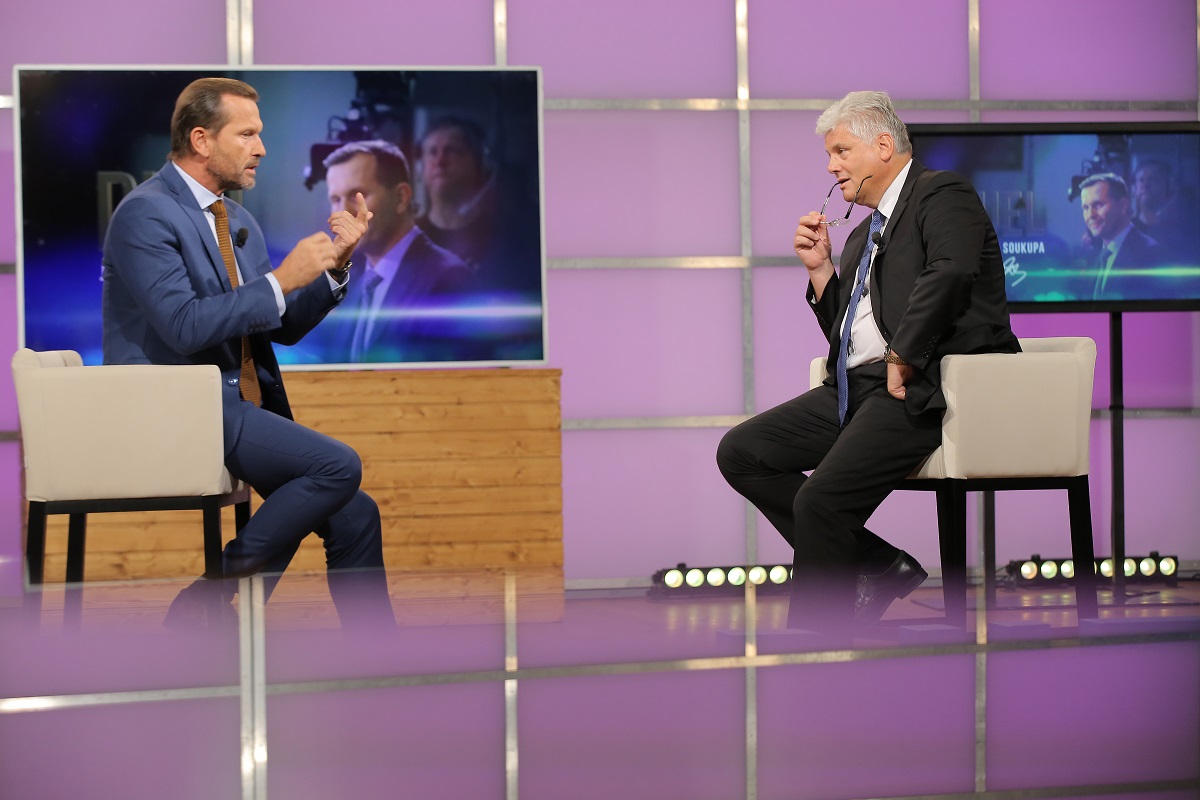 Moderátor pořadu Jaromír Soukup a ředitel Fakultní nemocnice v Motole Miloslav Ludvík. 