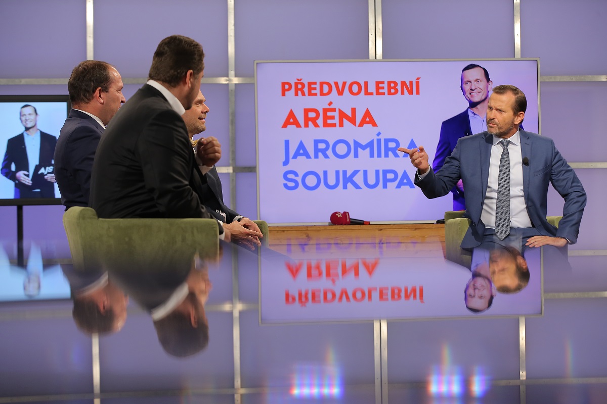 Moderátor pořadu Jaromír Soukup se svými hosty.