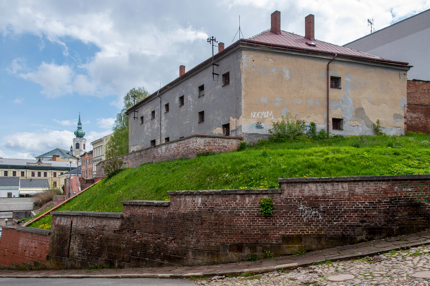 Z bývalé věznice v Trutnově (na snímku z 19. května 2021) by mohly být zázemí a depozitář Muzea Podkrkonoší, nová Galerie draka nebo dům technických dovedností. Počítají s tím návrhy, které lidé a další subjekty poslali trutnovské radnici a vedení města je vybralo k dalšímu rozpracování.