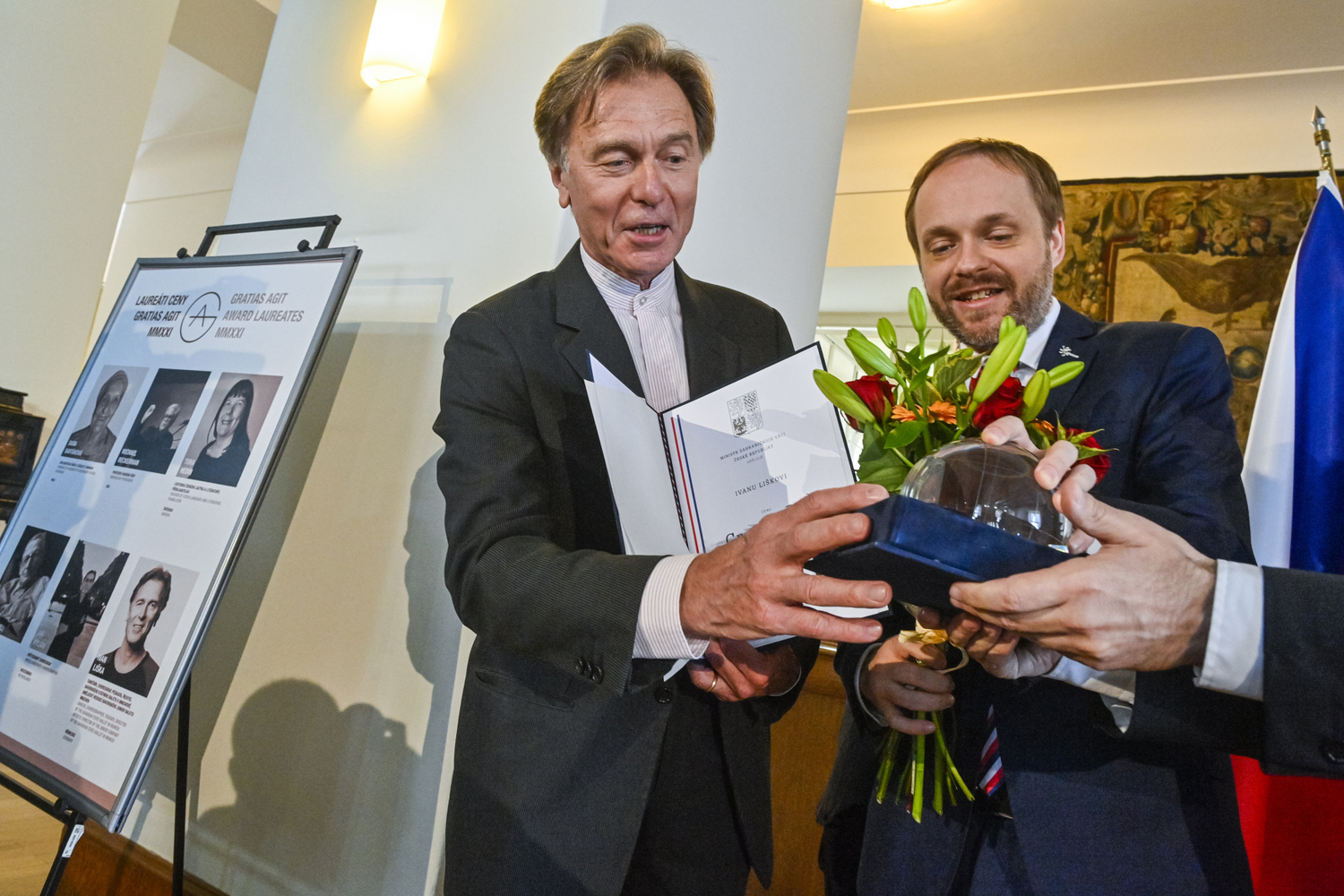 Ministr zahraničí Jakub Kulhánek (vpravo) předal 16. září 2021 v Praze tanečníkovi, choreografovi a pedagogovi Ivanu Liškovi cenu Gratias Agit za šíření dobrého jména České republiky v zahraničí.