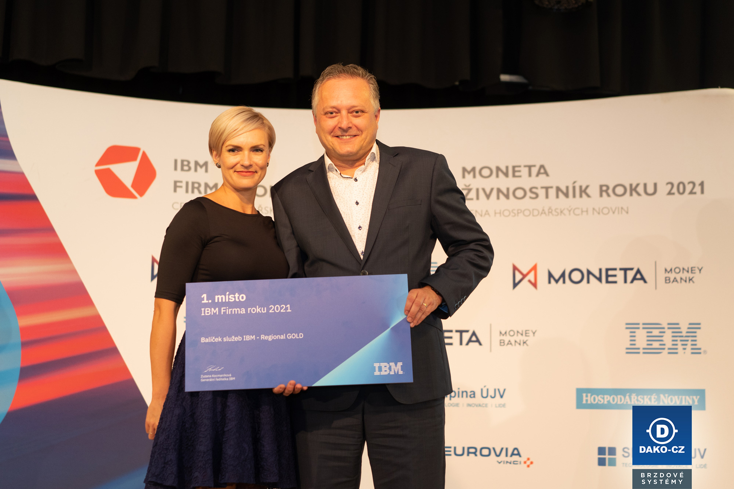 Manažerka maketingu Jana-Kavalir a člen představenstva Jaromír Štverák s oceněním.
