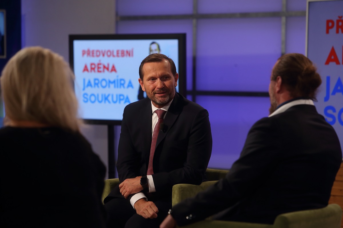 Moderátor pořadu Jaromír Soukup se svými hosty.