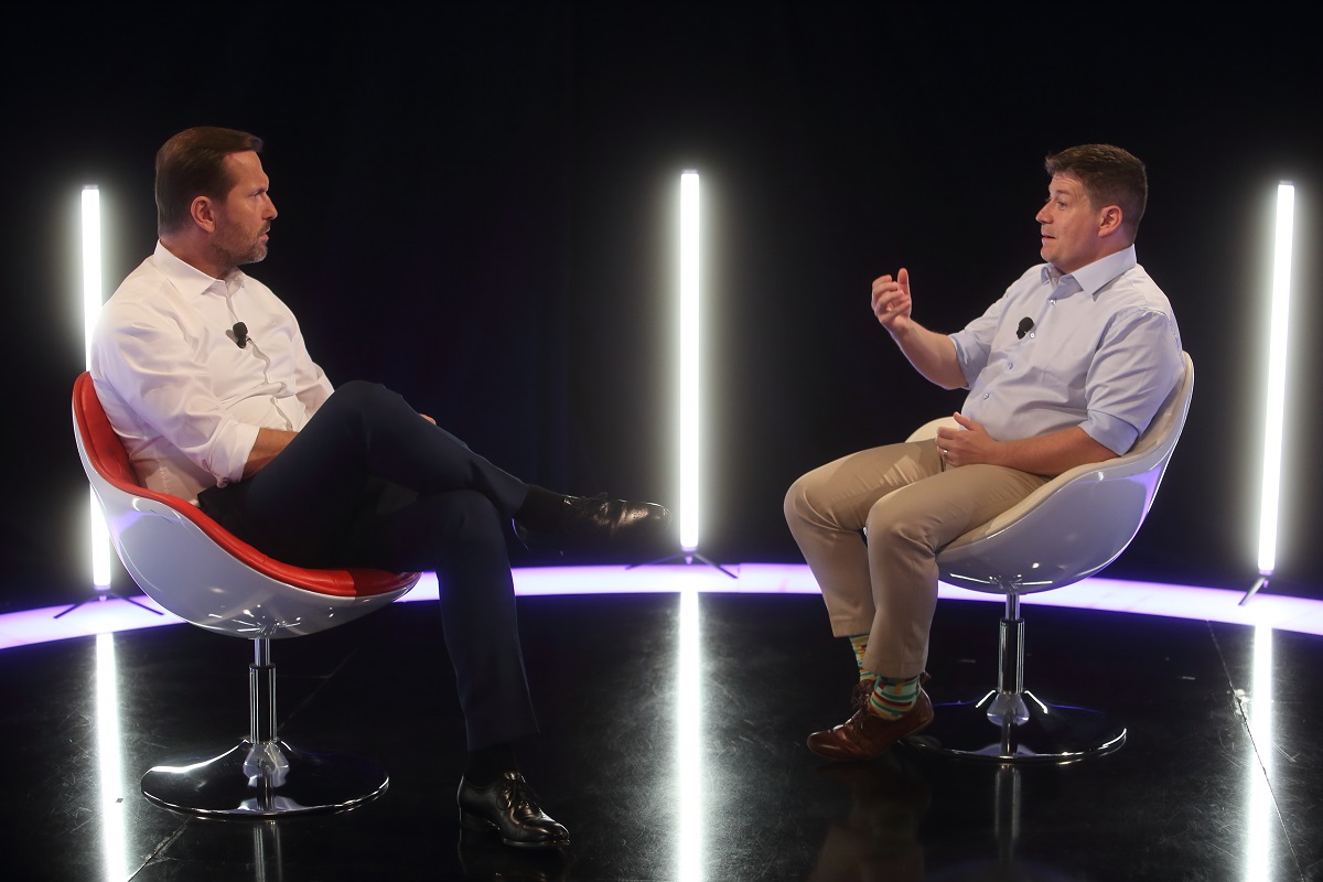 Moderátor pořadu Jaromír Soukup a poslanec Patrik Nacher (za ANO).
