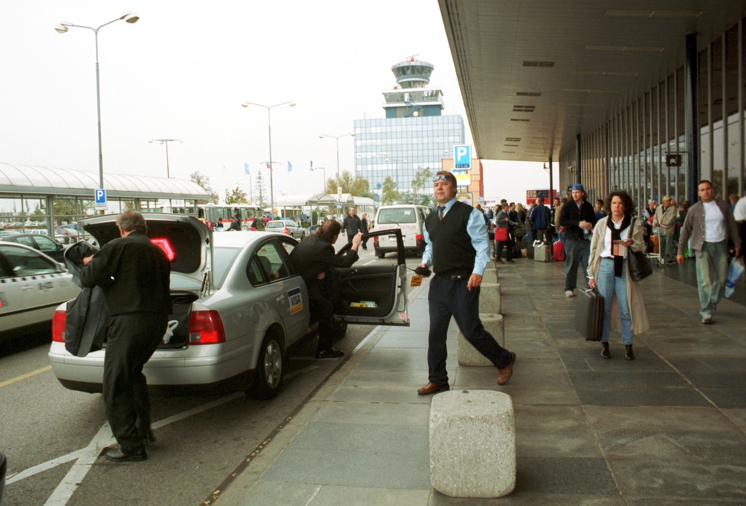 Taxi na ruzyňském letišti v Praze.