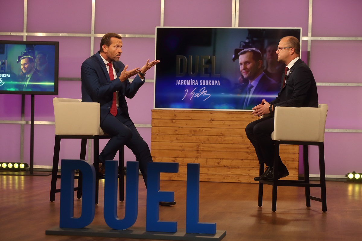 Moderátor pořadu Jaromír Soukup a hejtman Pardubického kraje Martin Netolický (ČSSD).