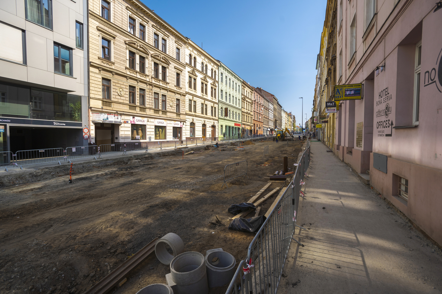 Oprava komunikace v ulici Koněvova v Praze.