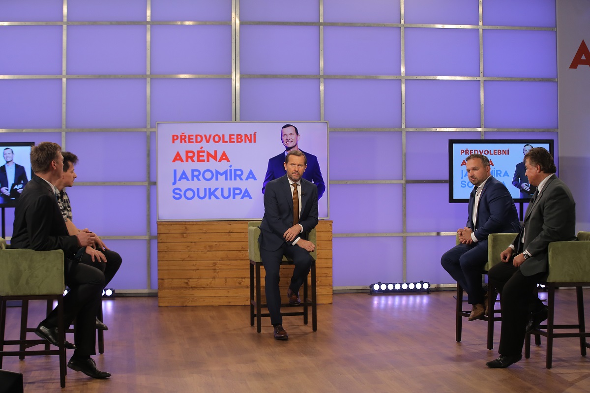 Moderátor pořadu Jaromír Soukup se svými hosty.