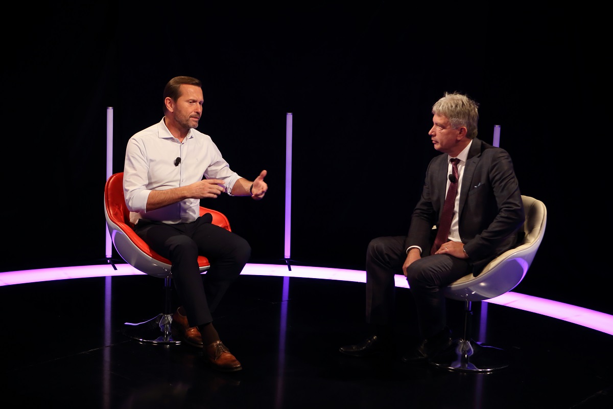 Moderátor pořadu Jaromír Soukup a místopředseda ČSSD Roman Onderka.