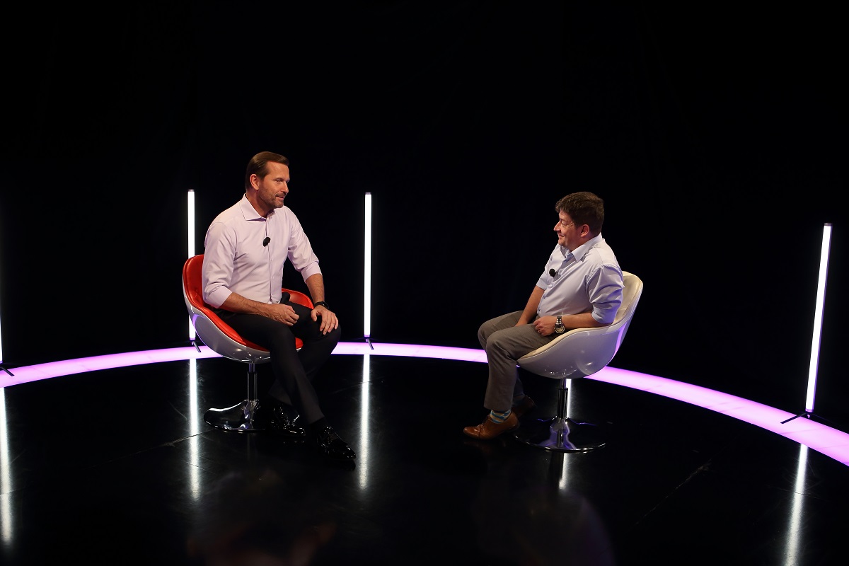 Moderátor pořadu Jaromír Soukup a poslanec Patrik Nacher (za ANO).