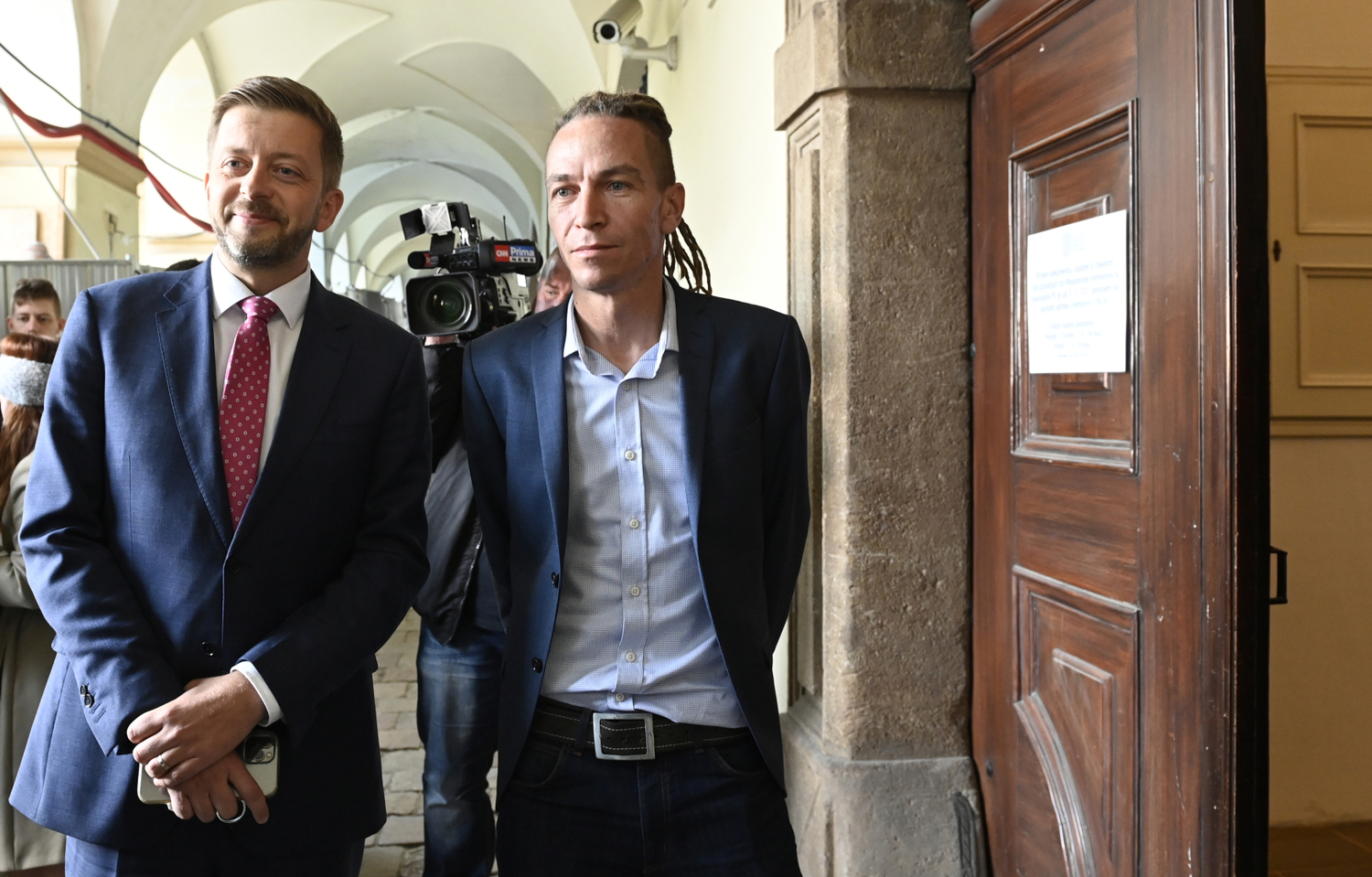 Předseda STAN Vít Rakušan (vlevo) a předseda Pirátů Ivan Bartoš vystoupili 12. října 2021 v Praze na tiskové konferenci po jednání koaliční rady o povolebním postupu.