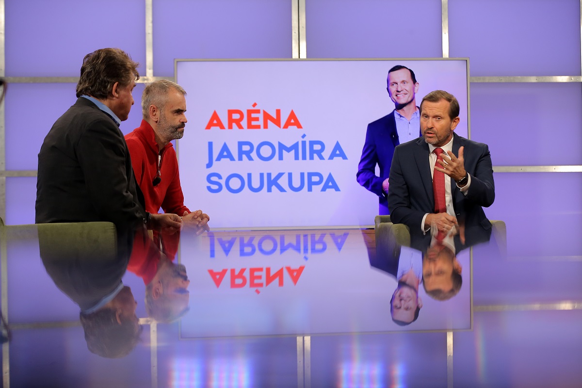 Moderátor pořadu Jaromír Soukup se svými hosty.