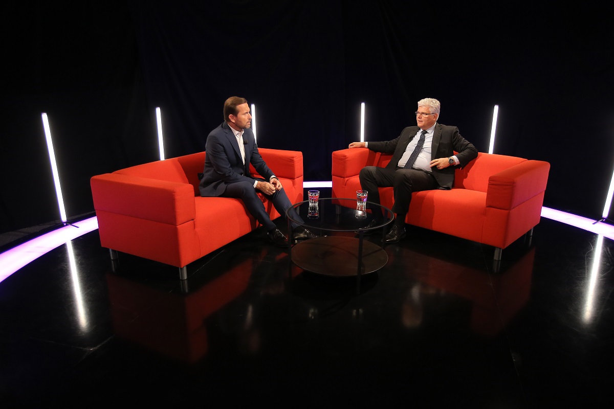 Moderátor pořadu Jaromír Soukup a ředitel nemocnice Motol Miloslav Ludvík (ČSSD).