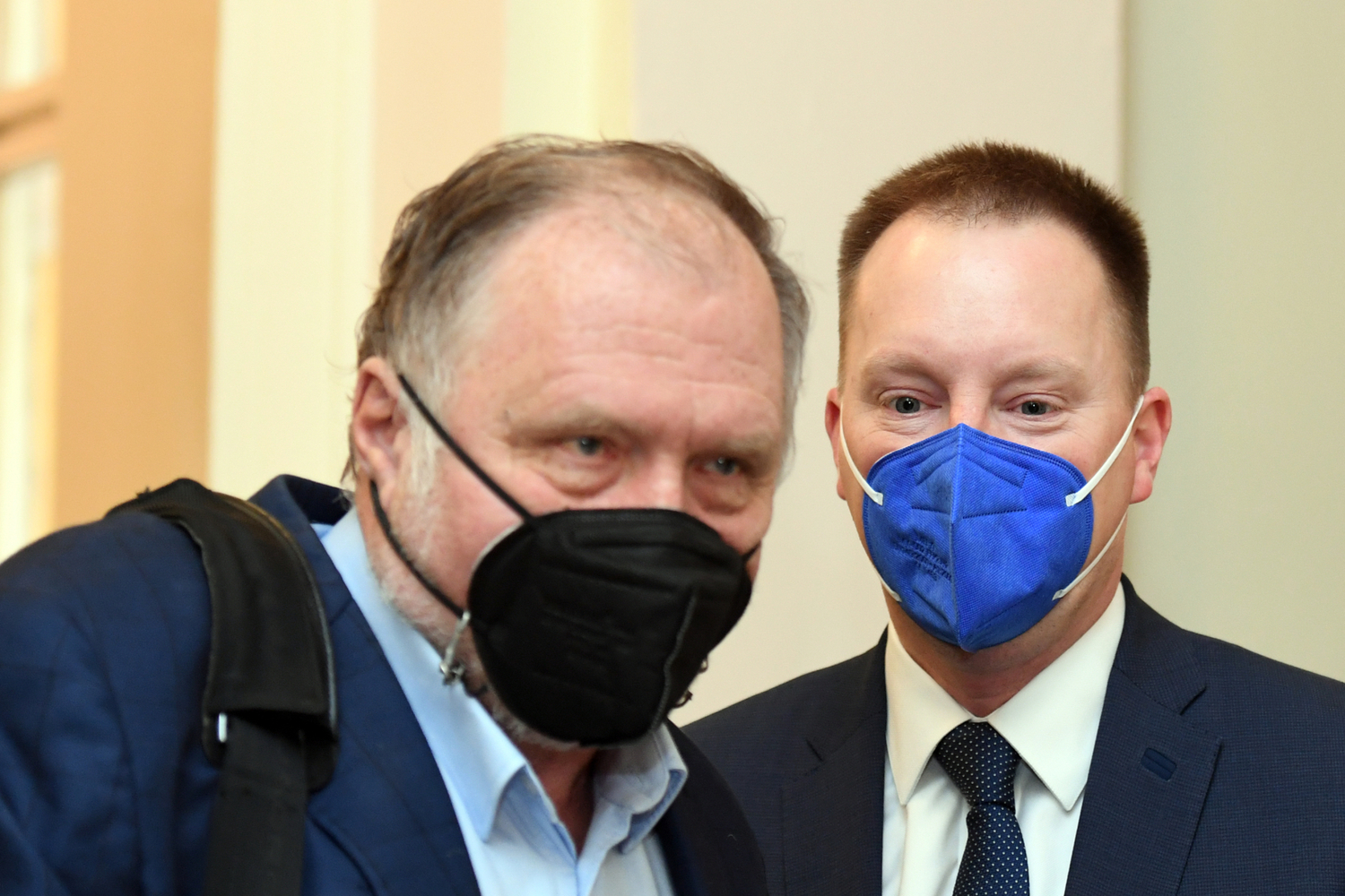 Obžalovaný Jiří Staněk u Městského soudu v Praze, který projednával 13. října 2021 kauzu nákupu armádních letounů CASA. Vlevo je advokát Tomáš Sokol.
