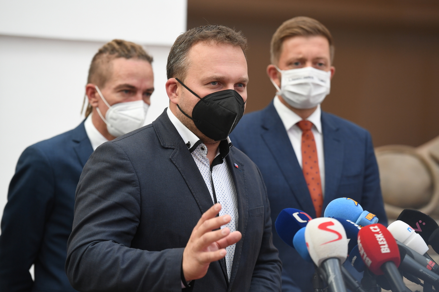 Briefing po jednání koalice Spolu (ODS, KDU-ČSL, TOP 09) a koalice Pirátů se STAN 13. října 2021 v Praze. V popředí uprostřed je předseda KDU-ČSL Marian Jurečka, v pozadí jsou šéfové Pirátů a STAN (zleva) Ivan Bartoš a Vít Rakušan.