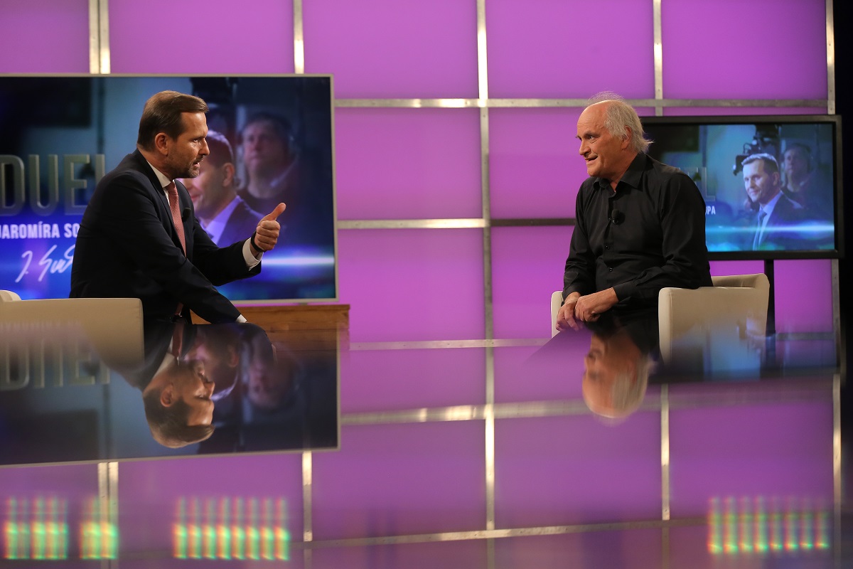 Moderátor pořadu Jaromír Soukup a hudebník a politik Michael Kocáb.