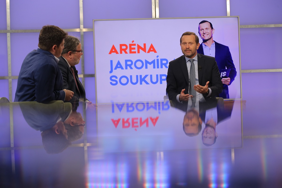 Moderátor pořadu Jaromír Soukup se svými hosty.
