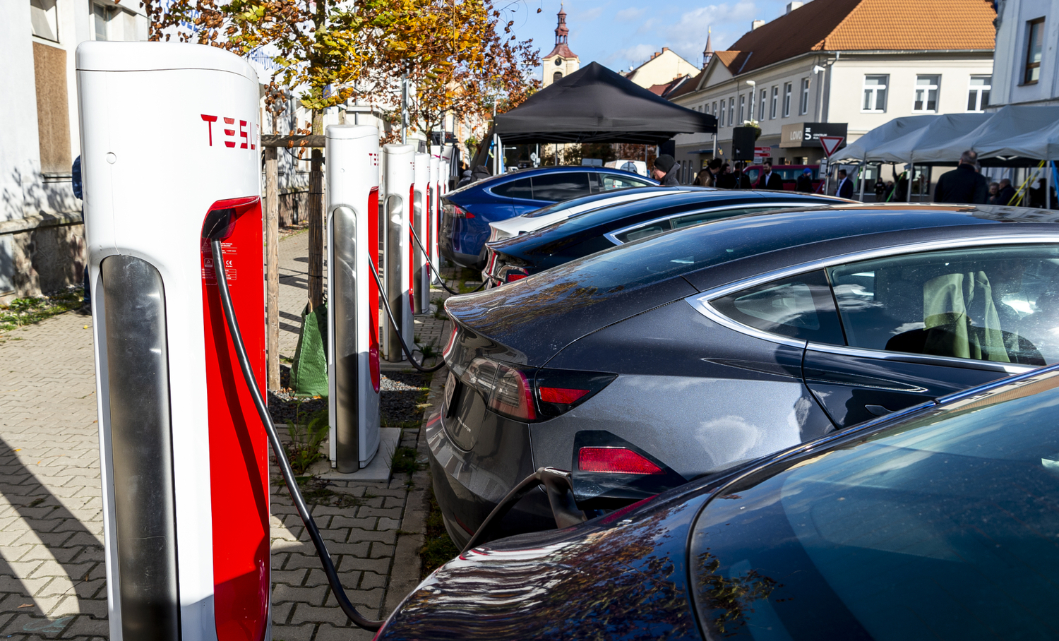 První nabíjecí hub pro elektromobily v Česku napájený pouze obnovitelnou elektřinou oficiálně otevřeli 21. října 2021 v Lovosicích na Litoměřicku.