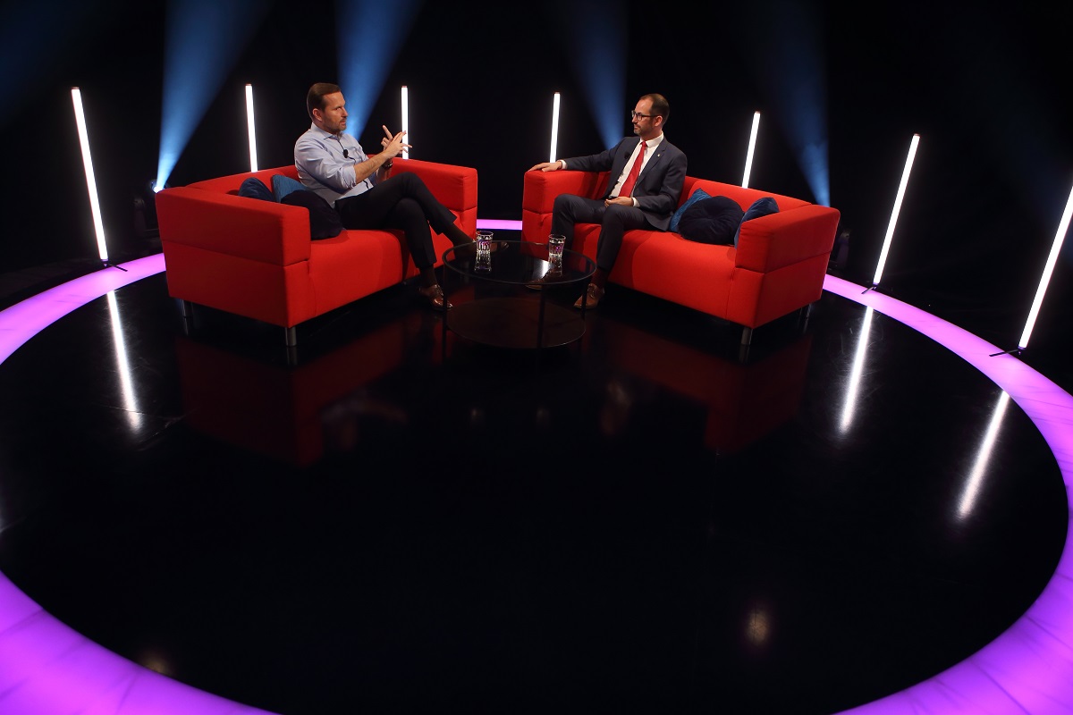 Moderátor pořadu Jaromír Soukup a poslanec a místopředseda hnutí STAN Jan Farský.